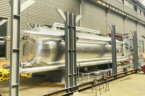 Production workshop - skid-mounted product insulation and instrument piping installation